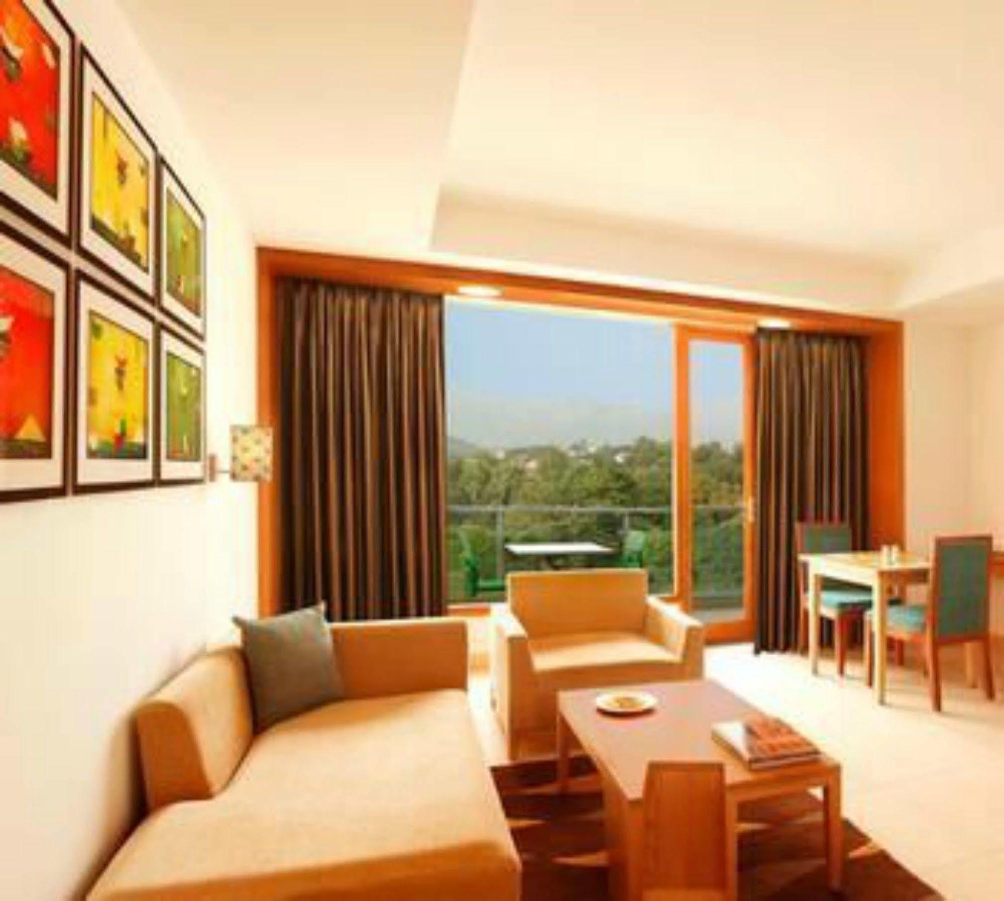 Lemon Tree Hotel, Dehradun Eksteriør billede